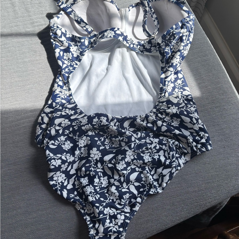Albion Fit Medium One Piece $50 - Picture 2 of 2